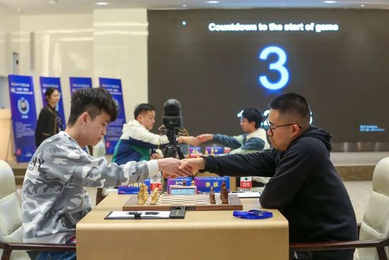 高超煦、丁剑昭、韩宇三个男生在军训的时辰，由于偶尔的误解，与开畅又可爱的女孩林薇笑相遇，并成了很好的伴侣。而林薇笑的同睡房闺蜜夏晴在以后的年夜学糊口中和也他们结识，五小我成了一个小集体。在以后的糊口中，高超煦和林薇笑渐渐发生了好感，颠末一番有趣的故事，两小我终究走在了一路，而丁剑昭对夏晴也一见倾慕，苦苦寻求以后，终究也博得了夏晴的芳心。而韩宇和远在异地的女伴侣箐箐，也产生了良多趣事。六小我的豪情在年夜学的糊口中不竭的履历着考验，也不竭成长和成熟，逐步酿成加倍优异的人。